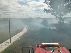 Extinguido un incendio forestal nunha parcela situada na rúa Venus, no termo municipal de Carballo