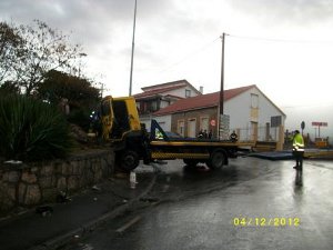 Accidente de tráfico con atrapados no lugar de Portobravo, Concello de Lousame