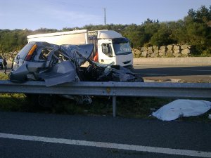 Intervención en un accidente de tráfico ocurrido en el km 28 de la carretera AG-64, a la altura del Ayuntamiento de As Somozas