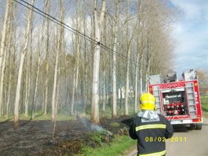 Extinguido un incendio nunha finca na parroquia de Erbecedo, no termo municipal de Coristanco