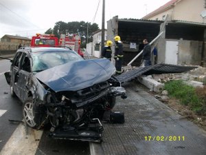 Accidente de tráfico sen feridos na parroquia de Bértoa, no termo municipal de Carballo