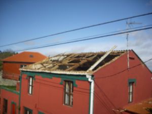Se desprende el tejado de una vivienda en la calle Campo da Cruz nº 1, en Carnoedo, Sada