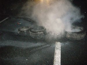 Incendio en una barricada de neumáticos en el km 560 de la autovía A-6