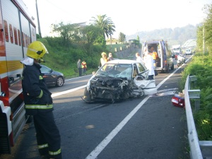 Accidente de tráfico cunha persoa atrapada na parroquia de Viñas, no concello de Paderne