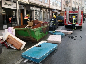 Extinguido un incendio nun colector do lixo na rúa Fomento, no termo municipal de Carballo