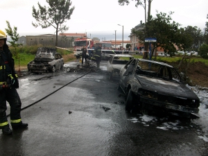 Extinguido un incendio en varios vehículos na parroquia de Sofán, no Concello de Carballo