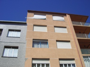 Retirada de las persianas de un edificio situado en el término municipal de Santa Comba