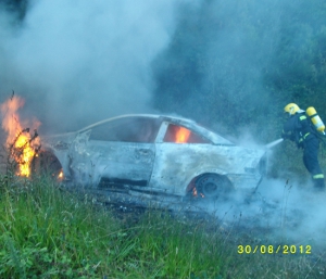 Extinguido un incendio en un vehículo en Fontesalgueira, Parroquia de Anxeriz, Ayuntamiento de Tordoia