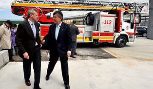 Rueda, á  esquerda, e Moreda, diante do novo camión de bombeiros